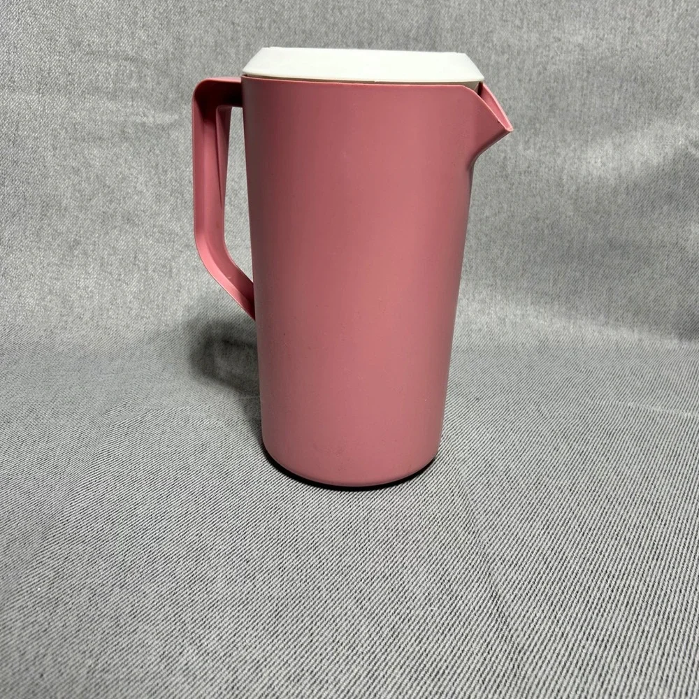 Rubbermaid Pitcher 2.25 Quart Pink Vintage Plastic Beverage Server with‎ Lid